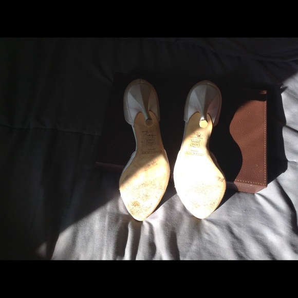 Classy Jimmy Choo - Picture 3 of 6